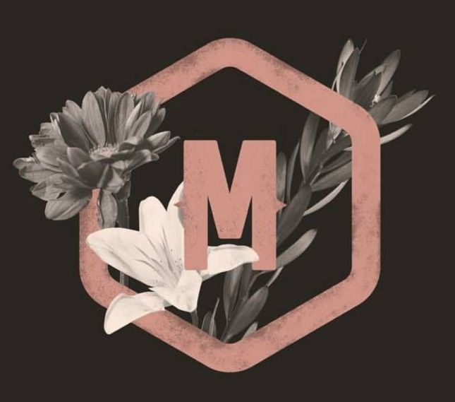Logo del grupo, una letra M con flores alrededor